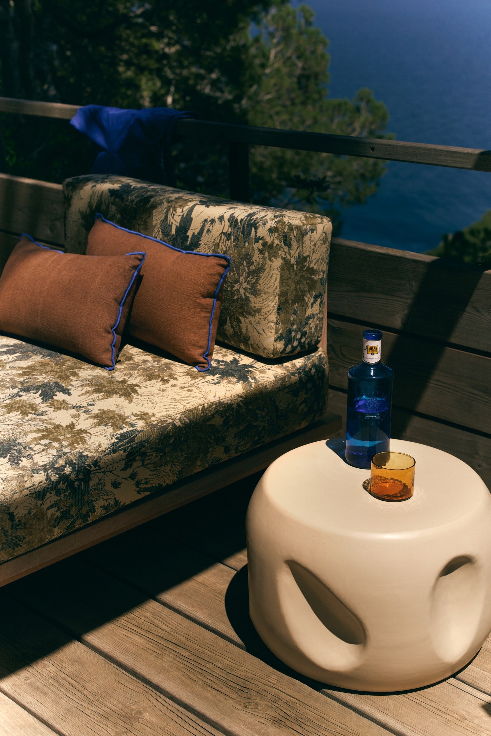 CURRENTS CERAMIC SIDE TABLE, SHELL