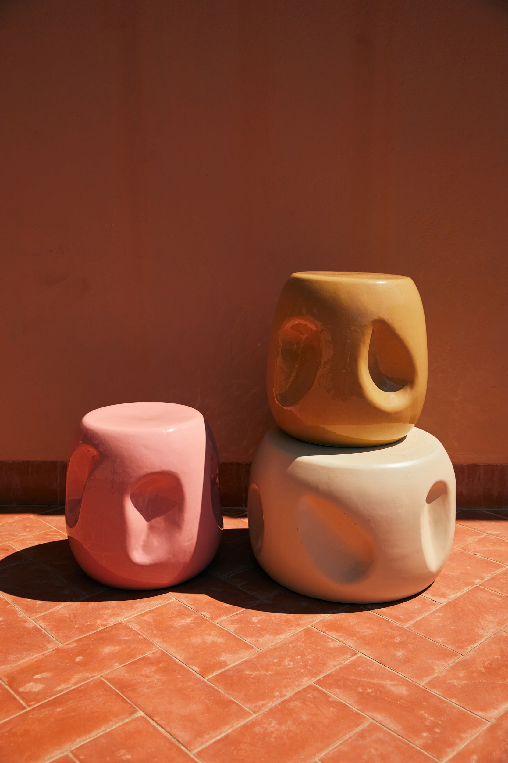 CURRENTS CERAMIC SIDE TABLE, SHELL