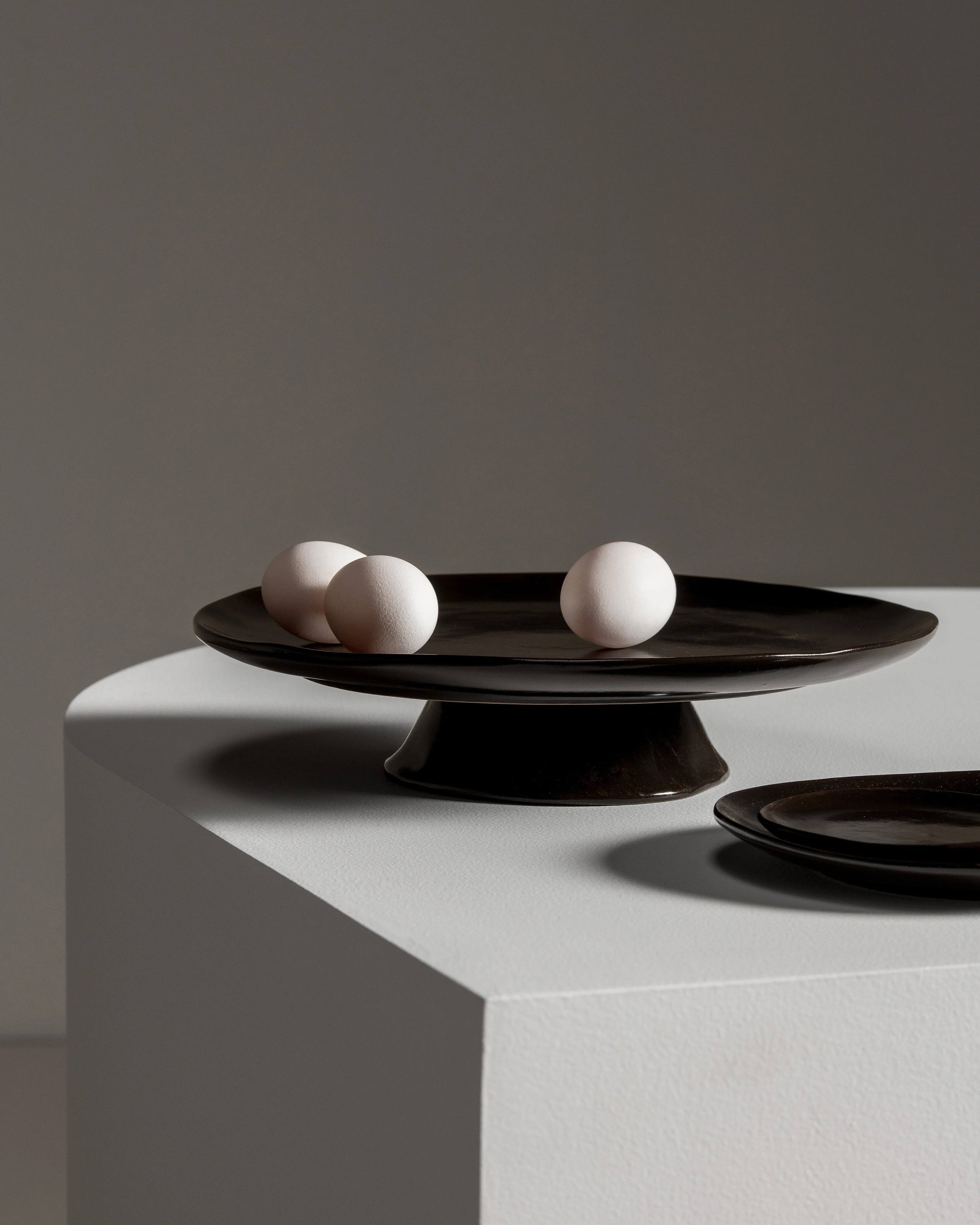 LARGE PLATE ON FOOT EBONY LA MERE