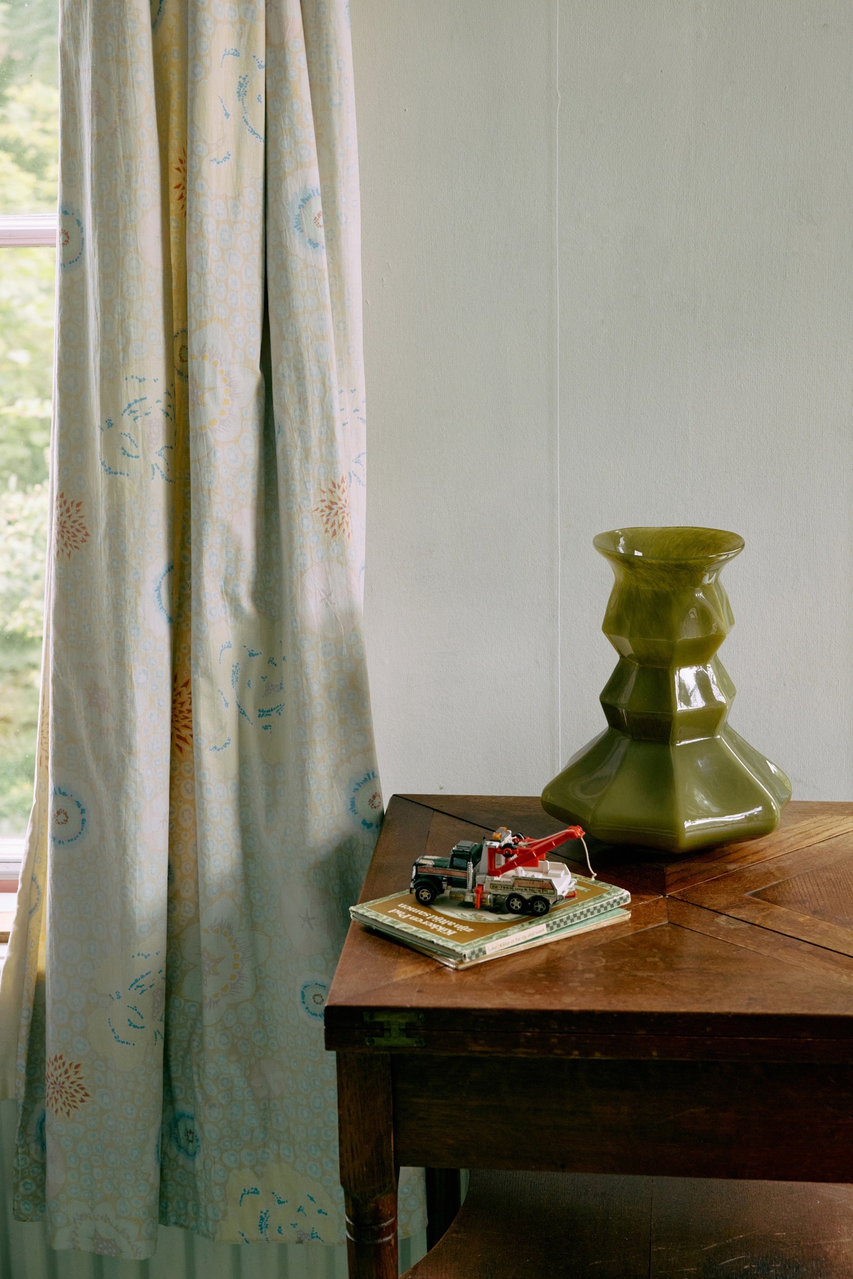 SILHOUETTE GLASS VASE