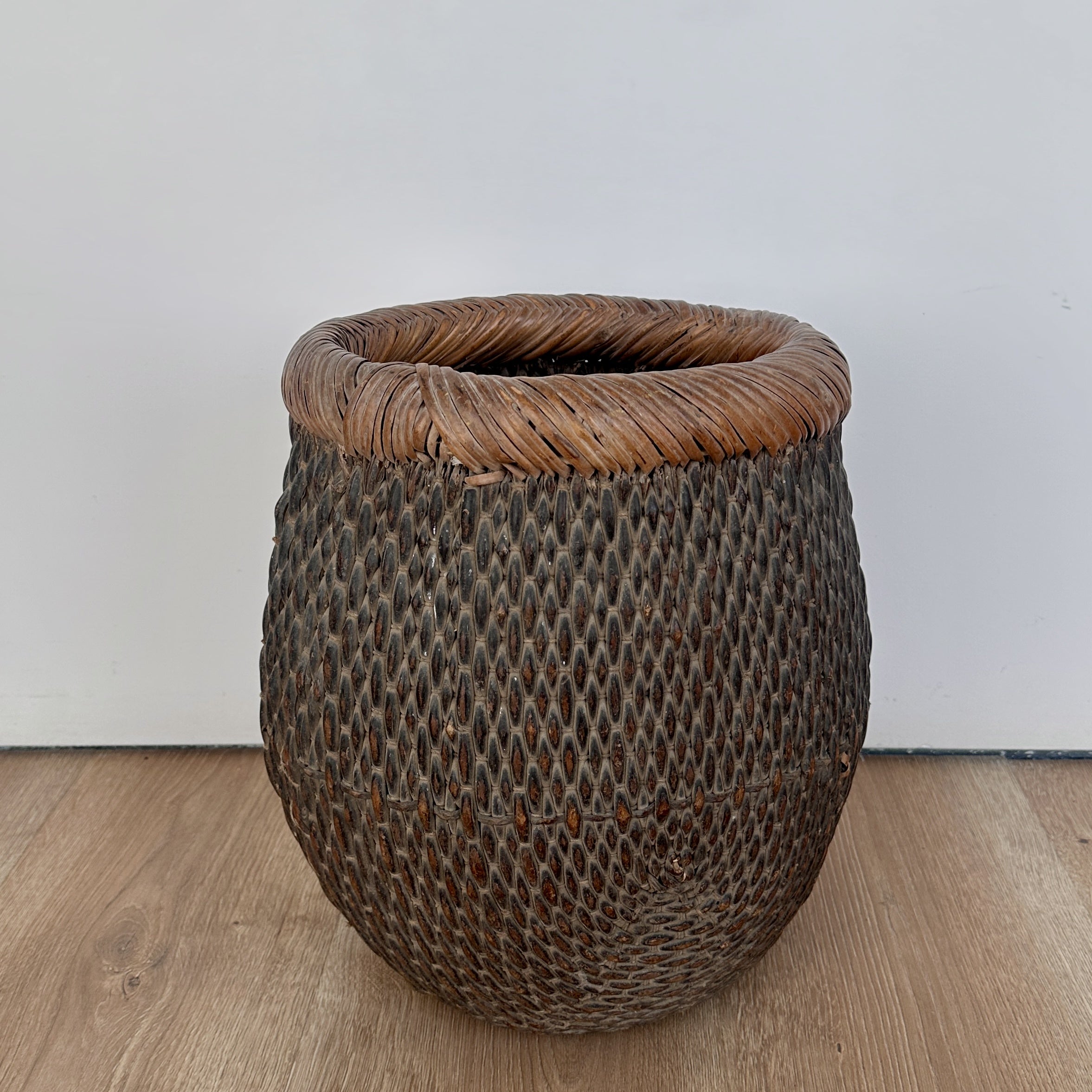 ROUND WOVEN WILLOW BASKET