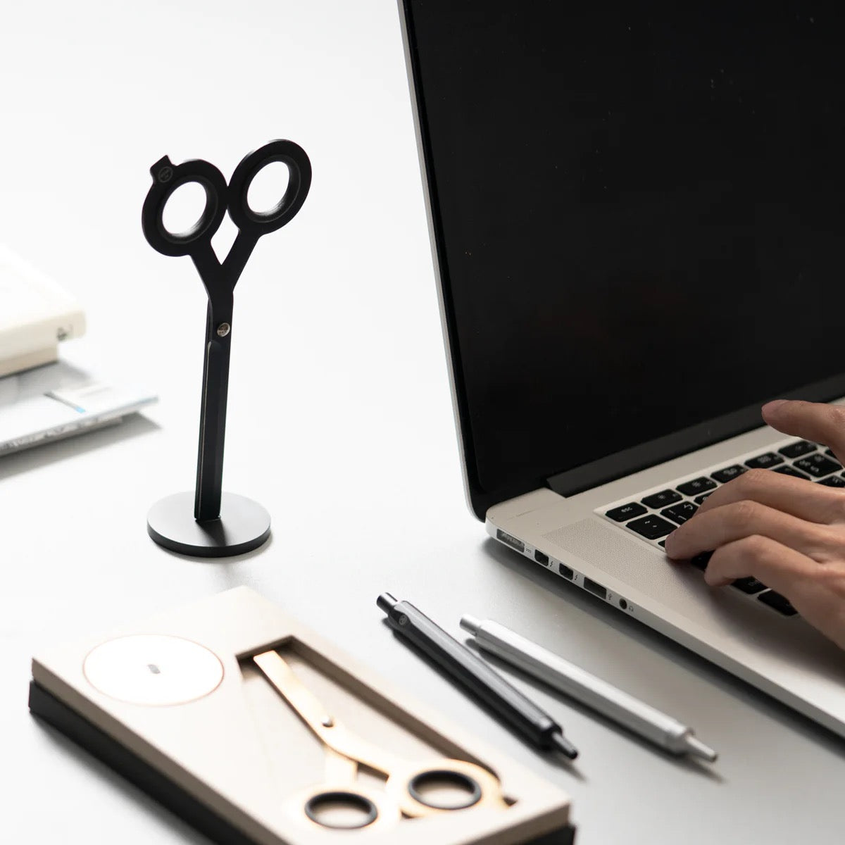 HMM SCISSORS BLACK  WITH BASE