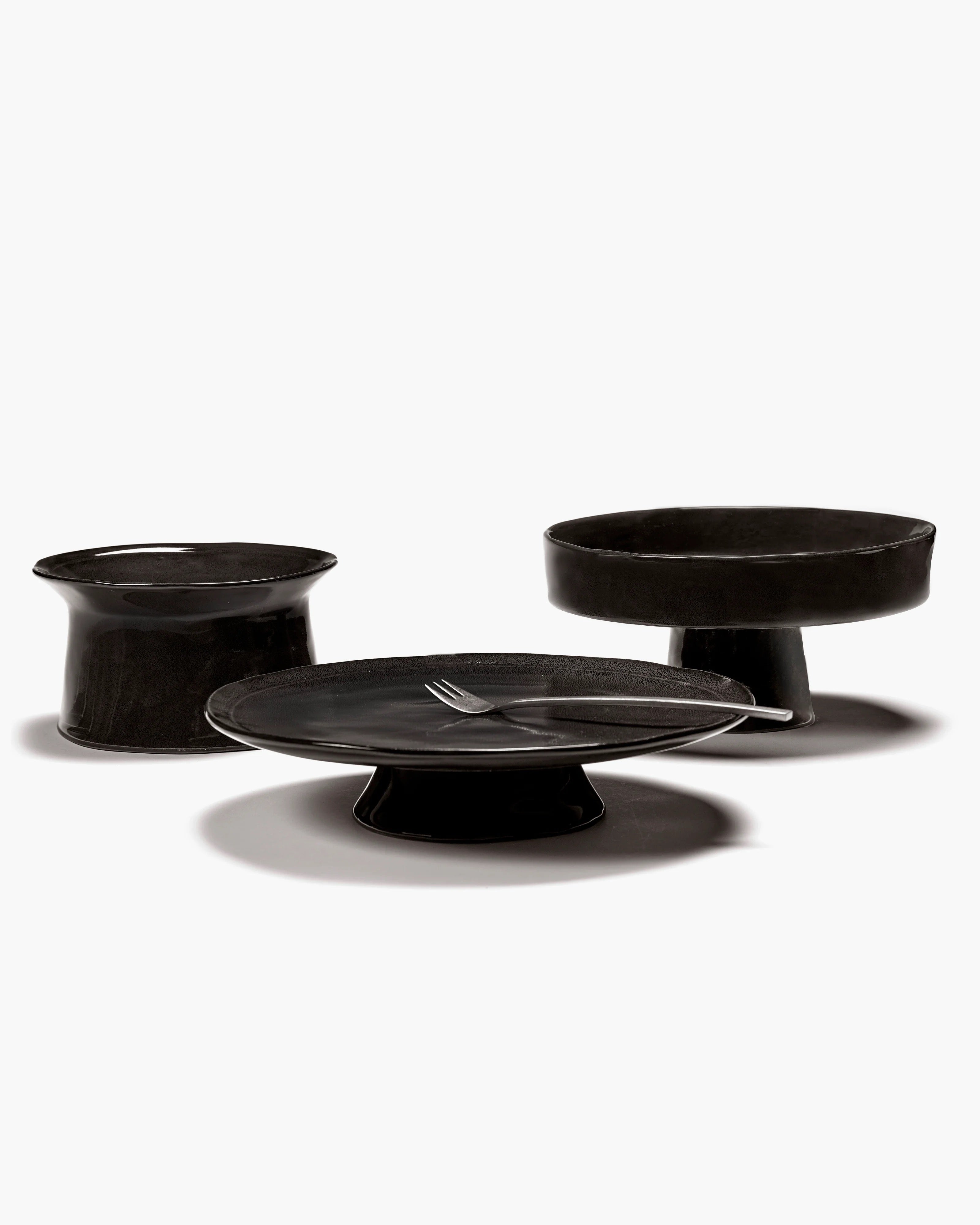 LARGE PLATE ON FOOT EBONY LA MERE