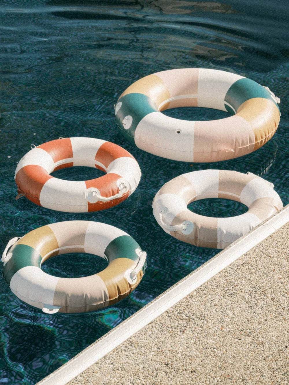 THE CLASSIC POOL FLOAT - 70'S PANEL CINQUE