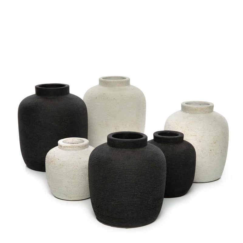 THE PEAKY VASE, MEDIUM - BLACK